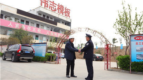 ?河洛派出所王紹祥所長(zhǎng)到偉志模板公司指導(dǎo)檢查工作