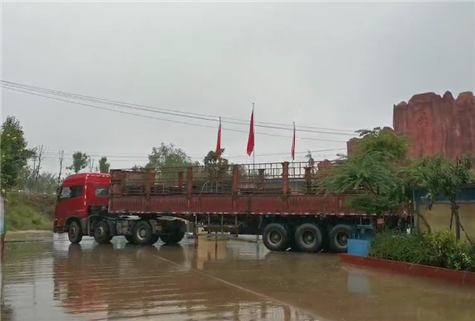 偉志模板下雨天繼續裝車發貨